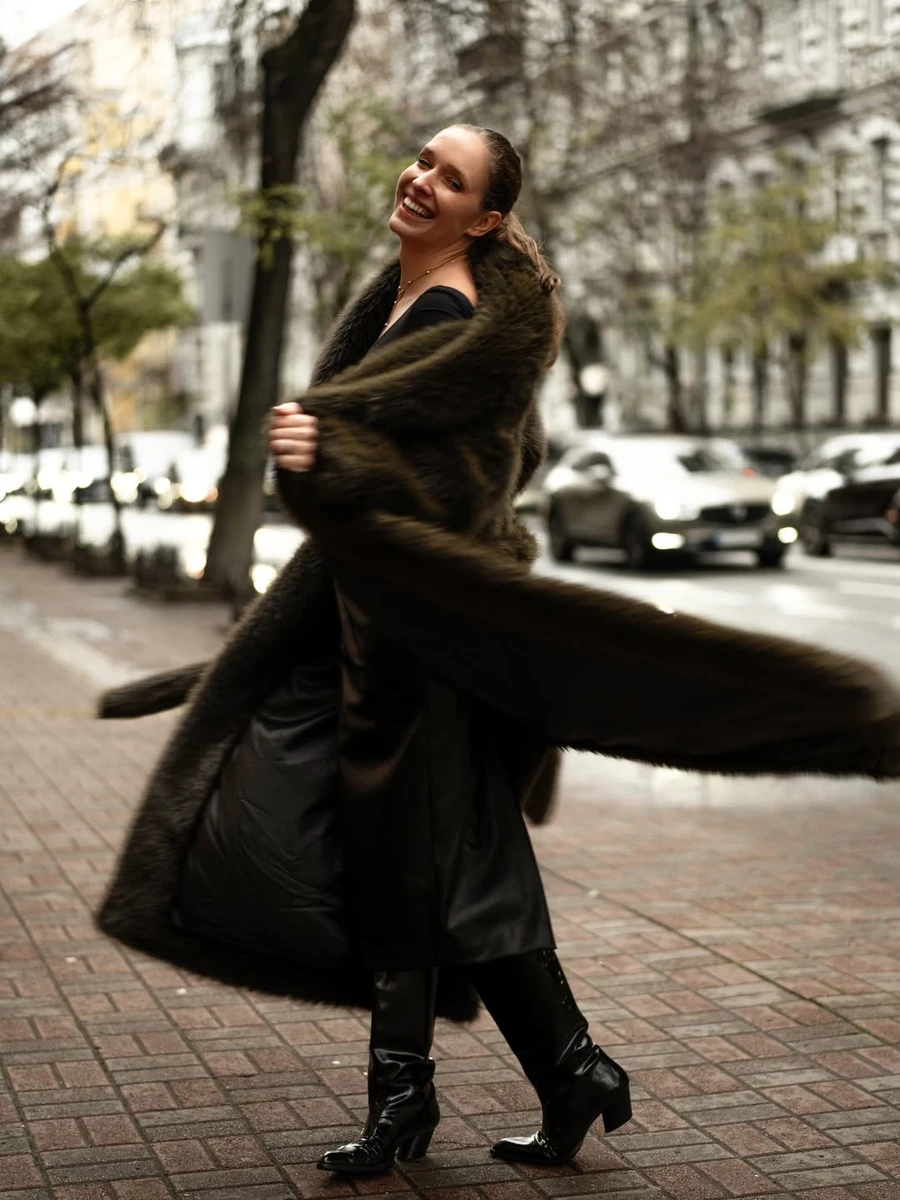 Катерина Осадча у шубі та шкірі наробила весняних фото у Києві