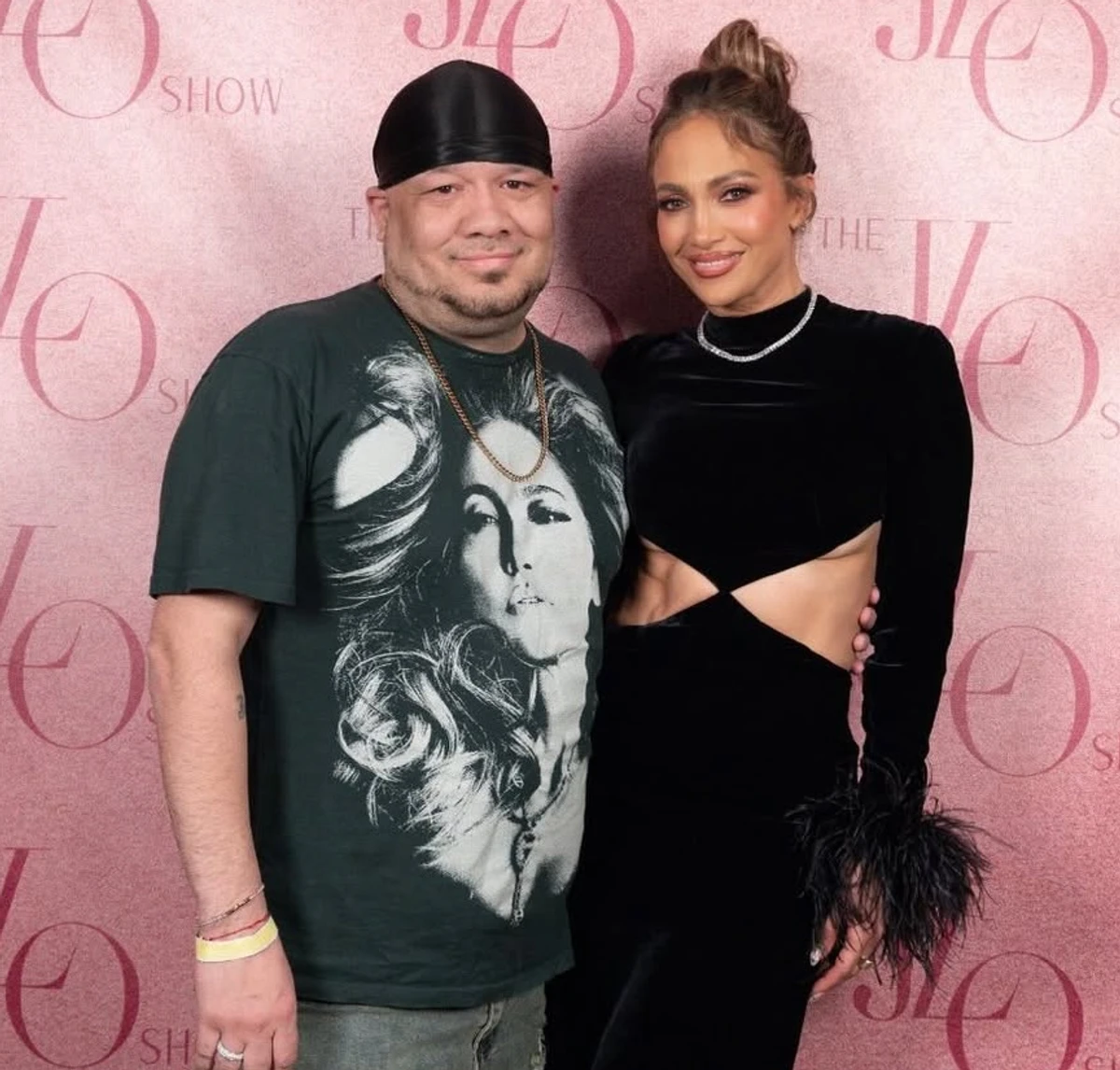 Дженніфер Лопес у сукні з розрізами посвітила пресом на своєму шоу