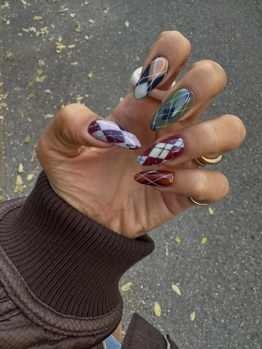 Манікюр в клітинку