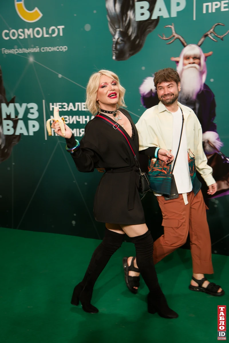 Монро епатувала публіку ногами в чоботах-панчохах та... бананом