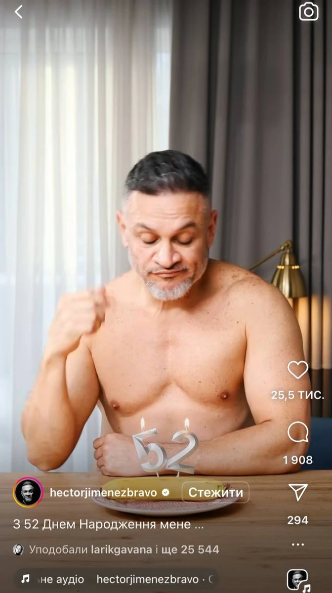 Для того, аби мати такий вигляд у 52, Ектор багато займається спортом