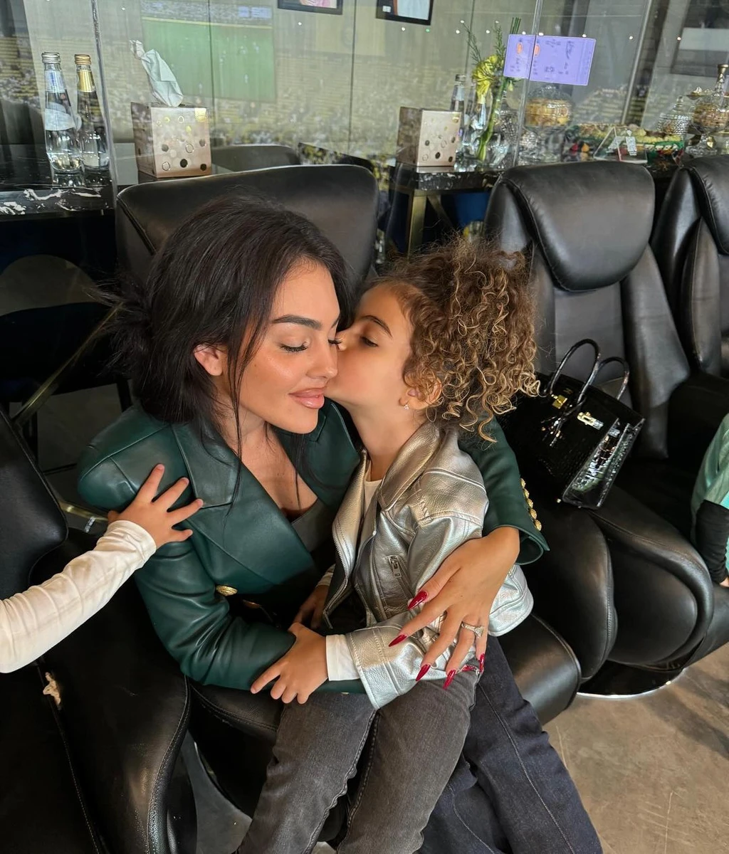 Джорджина з маленькою Аланою, яка, до речі, її біологічна донька