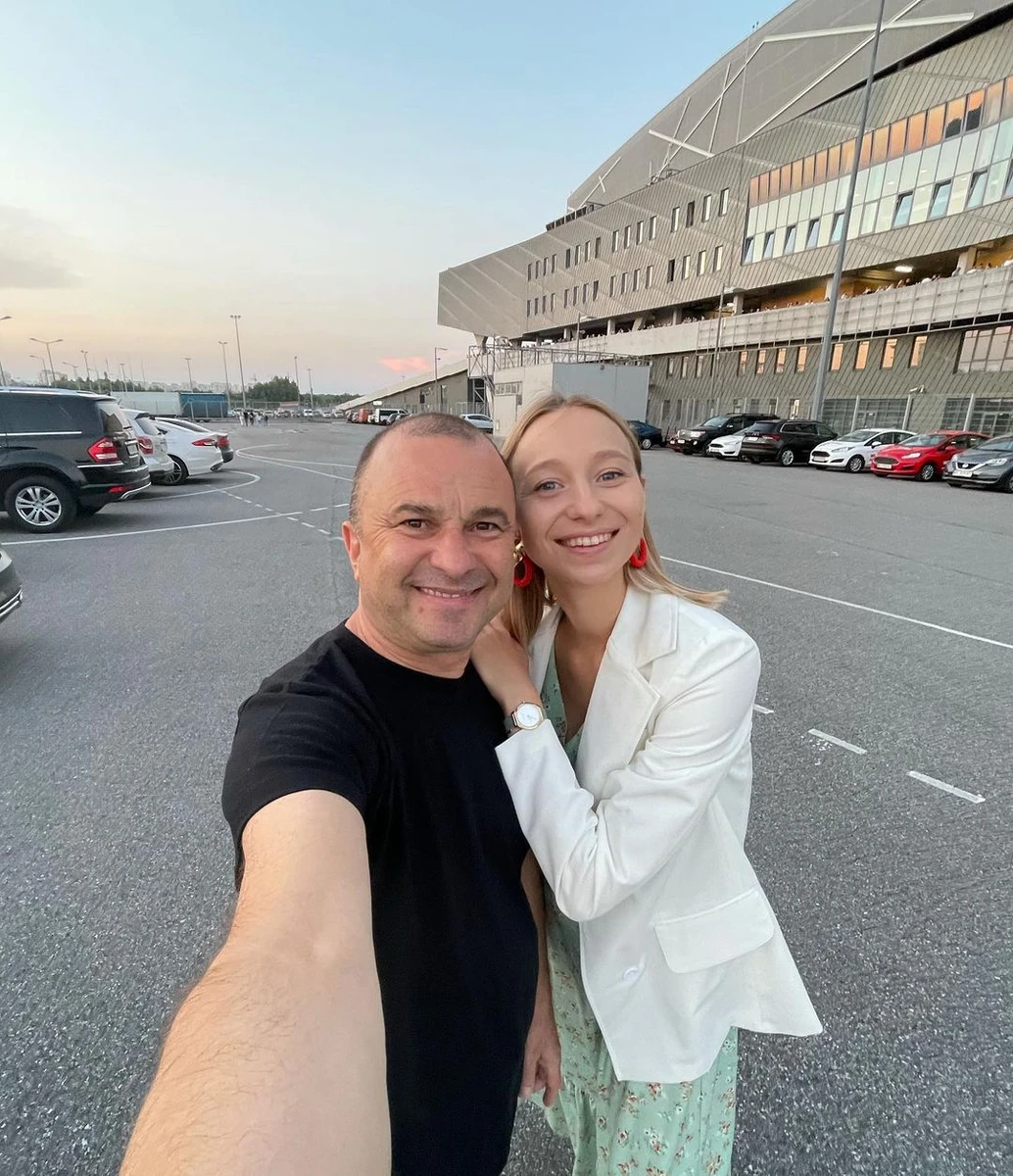 Ба більше - дівчині подобалося бути непомітною. Хоч і для блогерської діяльності, якою наразі займається Репяхова, це було не зовсім на користь 