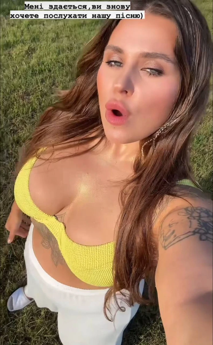 Заріцька в купальнику випнула груди