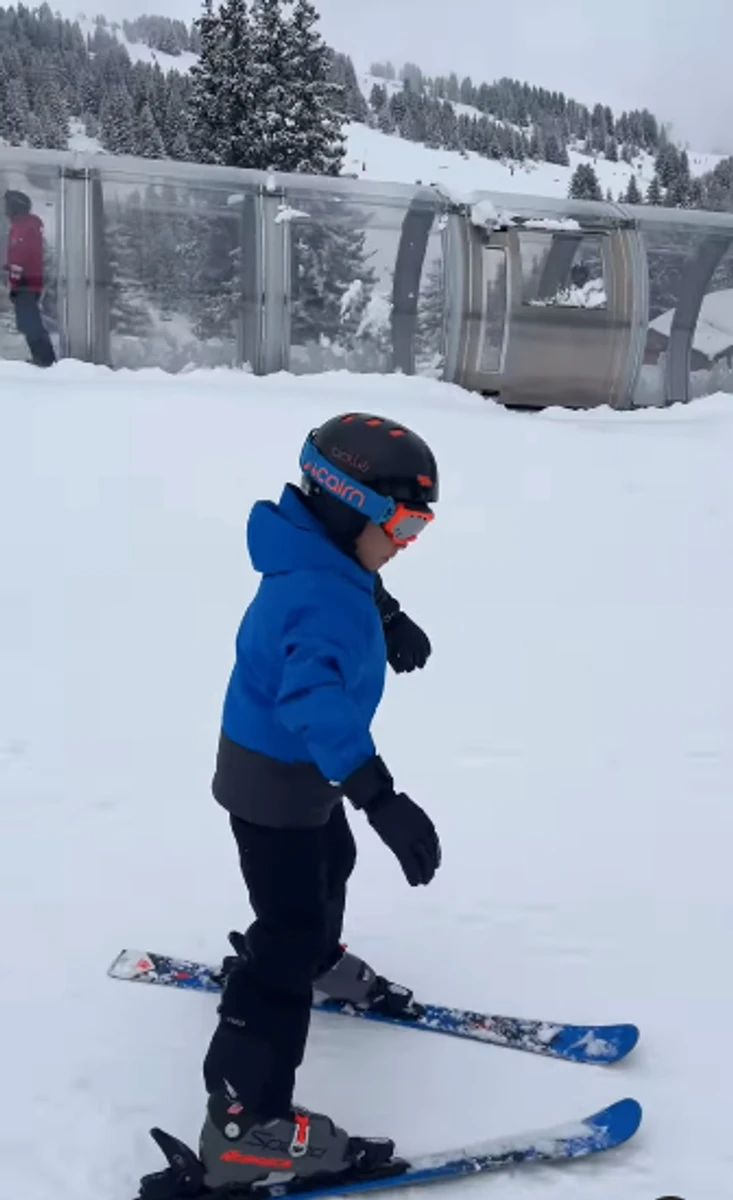 Діти Роналду катаються на лижах