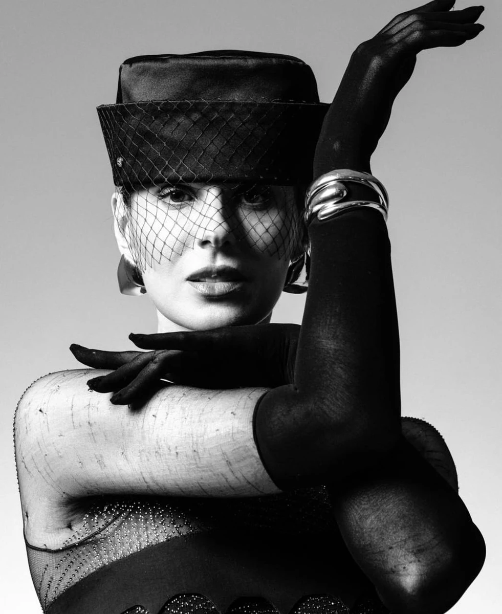 Маша Єфросиніна у перчатках і незвичному головному уборі