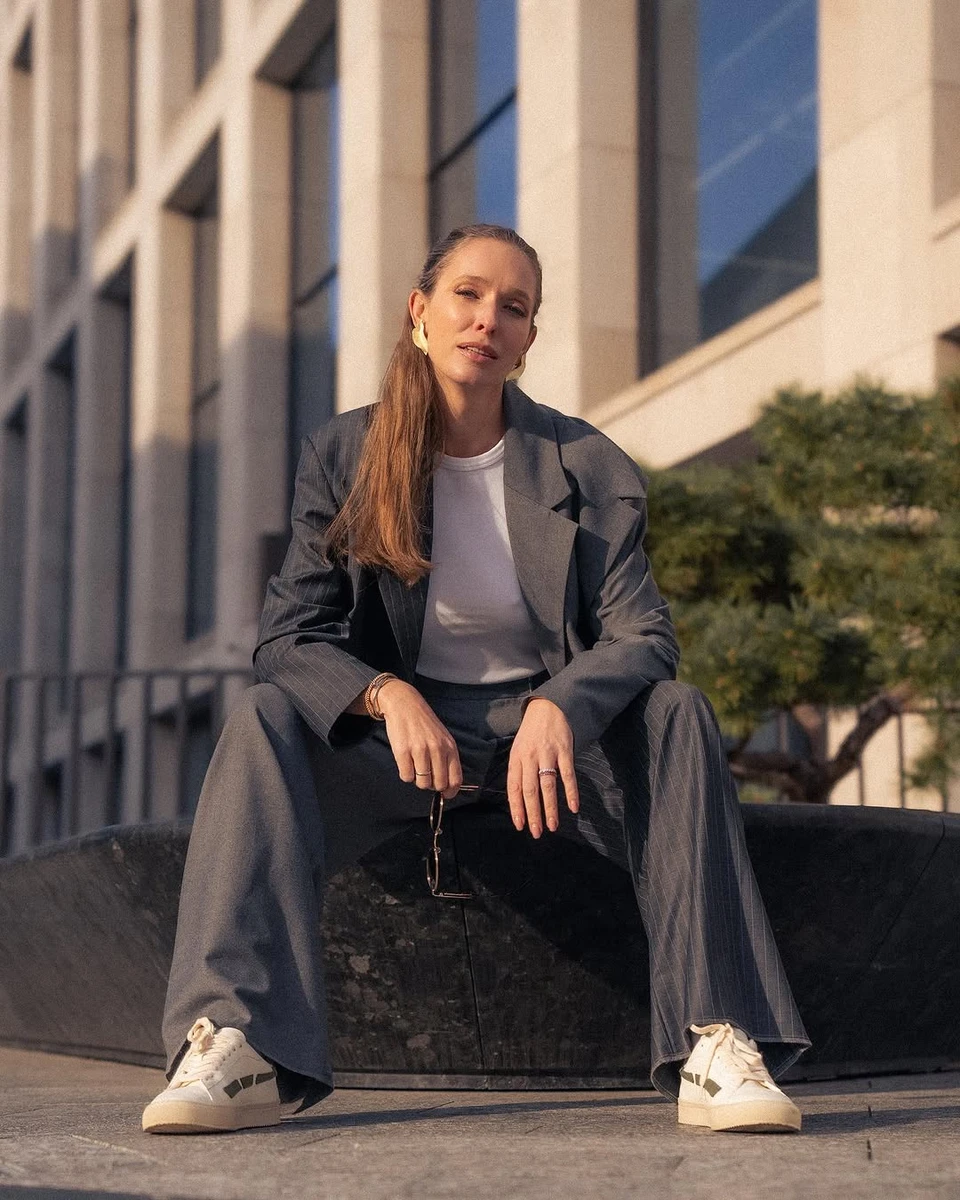 Катерина Осадча у модному костюмі попозувала на камеру