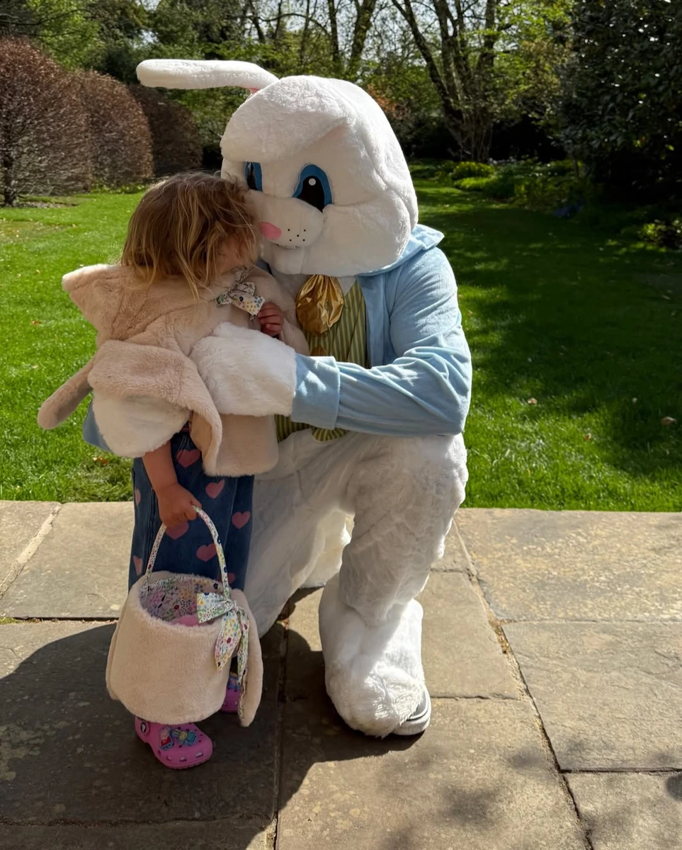Дочка Стейтема попозувала з великим кроликом на Великодні