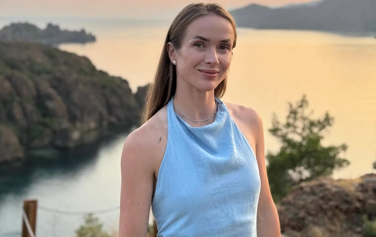 Еліна Світоліна позує коло моря