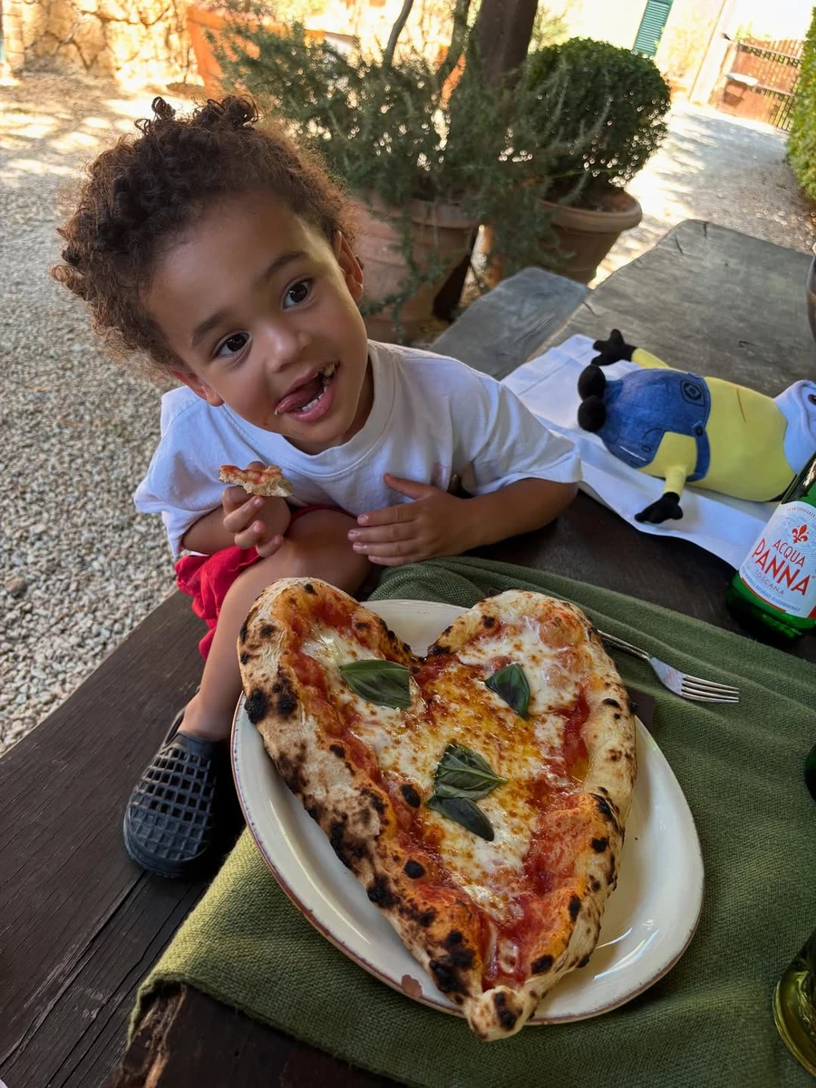 Кайлі Дженнер показала свого сина з піцою на відпочинку в Італії