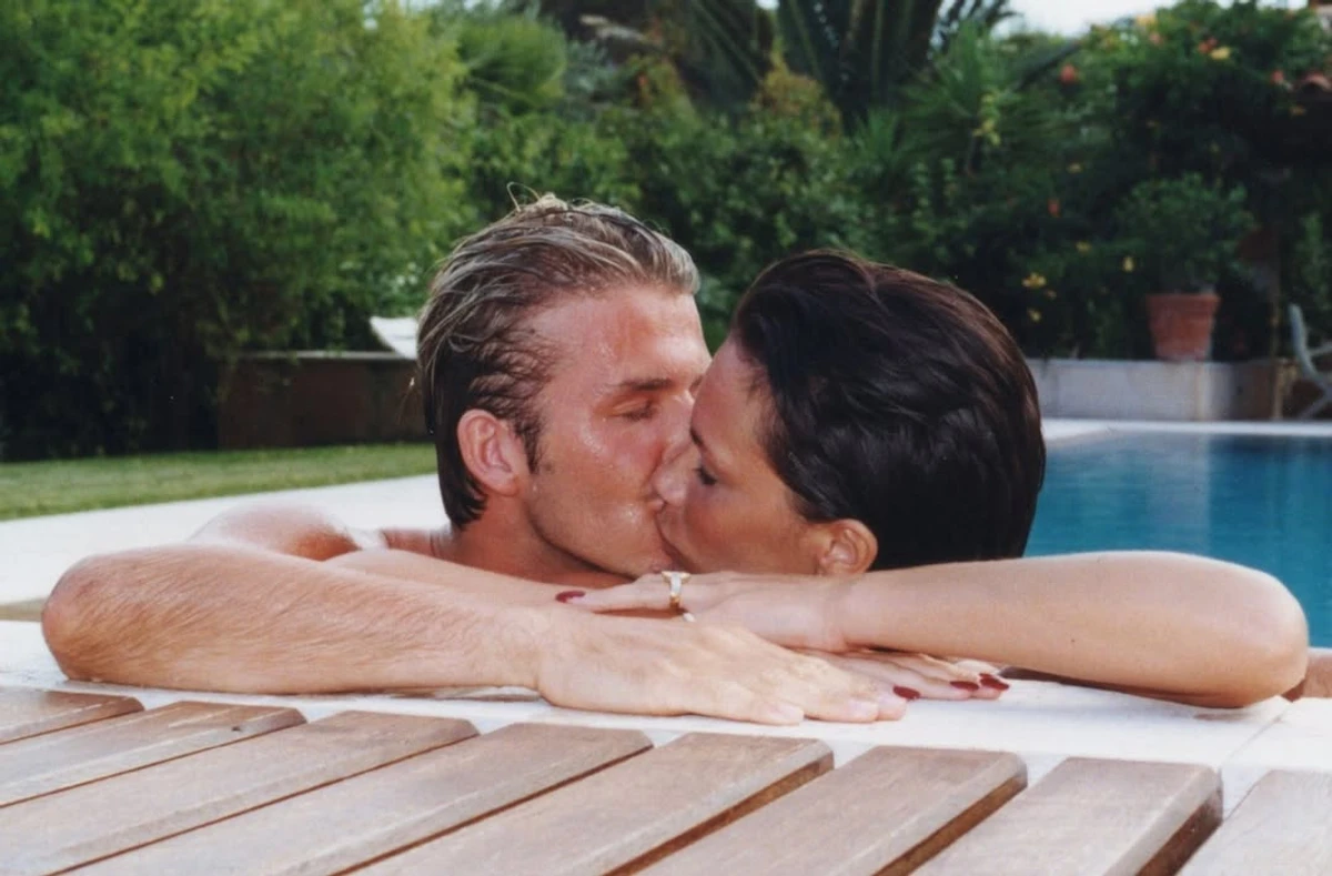 Вікторія Бекхем привітала Девіда з річницею фото у басейні