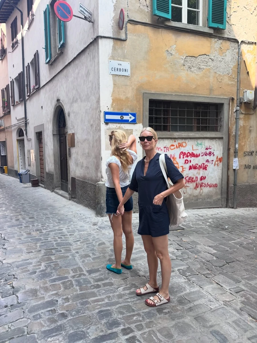 Гвінет Пелтроу у міні похвалилася стрункими ногами на прогулянці