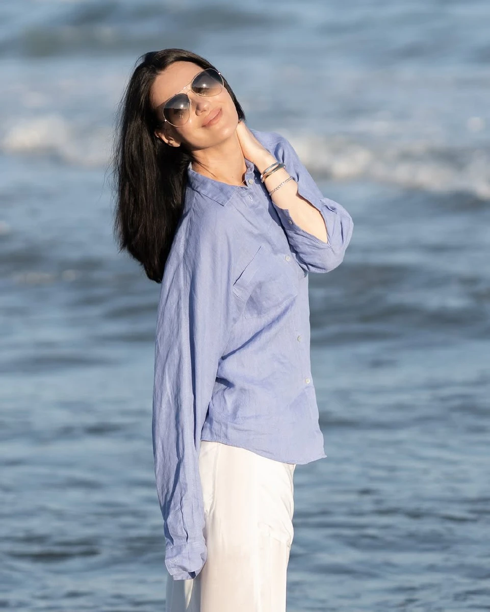 Єфросиніна на тлі моря