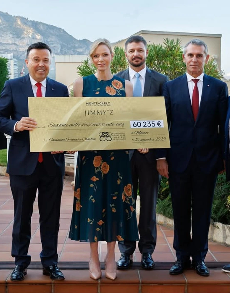 Княгиня Шарлін в зеленому та з малюнком квітів зазнімкувалася на заході