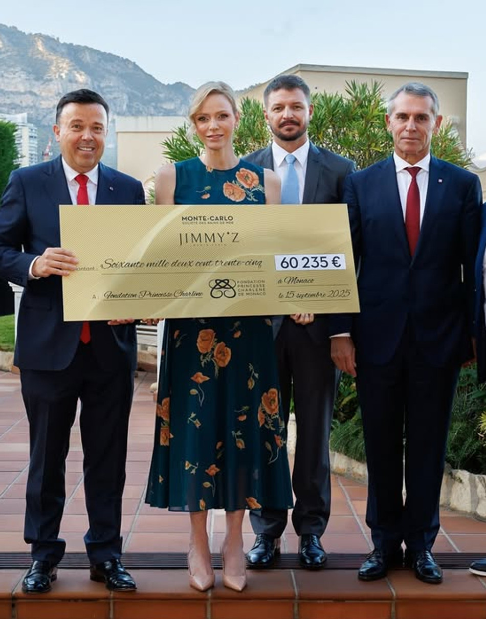 Княгиня Шарлін в зеленому та з малюнком квітів зазнімкувалася на заході