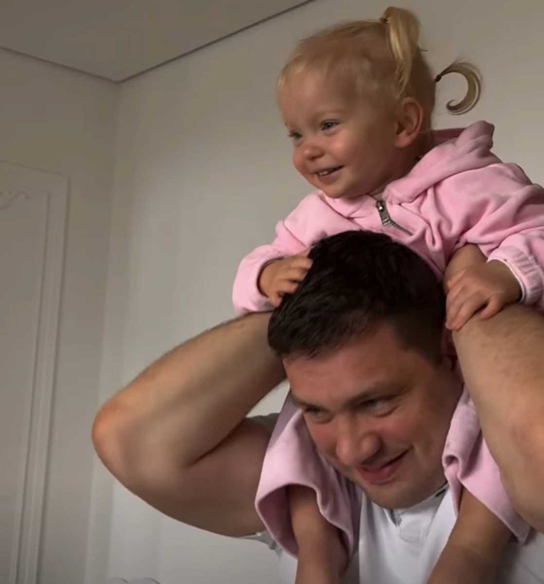 Саша Бо пофотографувала дочку на плечах тата у святковий день