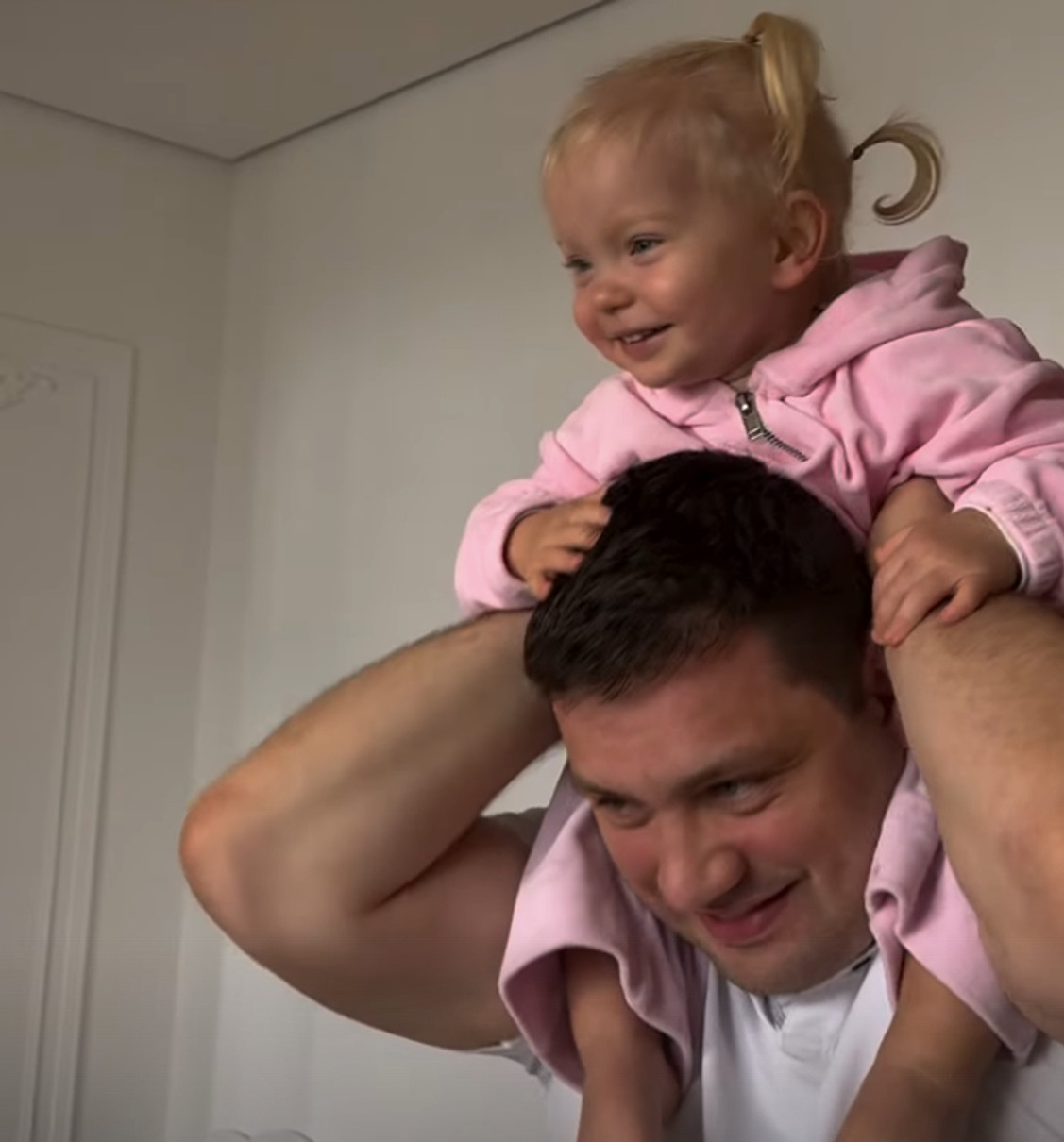 Саша Бо пофотографувала дочку на плечах тата у святковий день