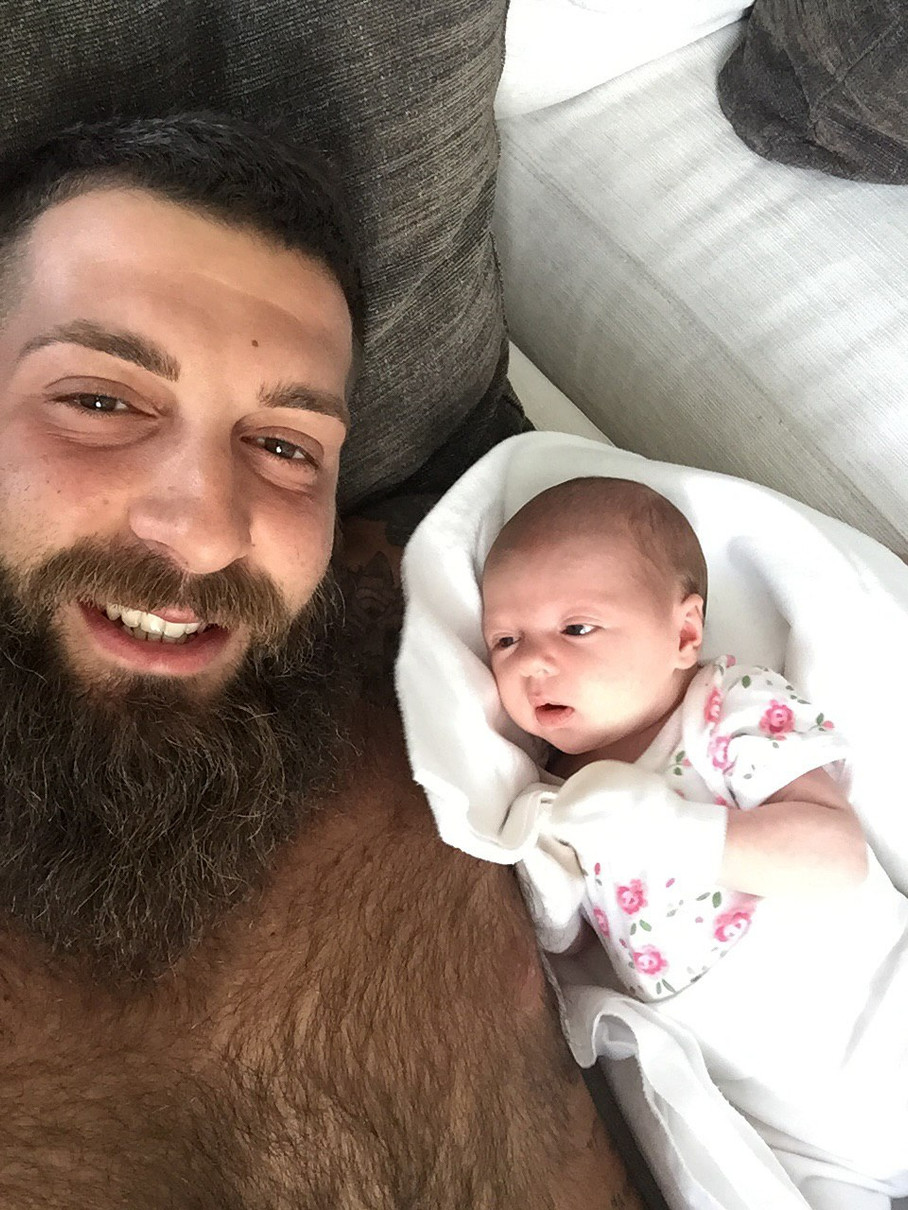 Даніель Салем замилував селфі з крихіткою дочкою