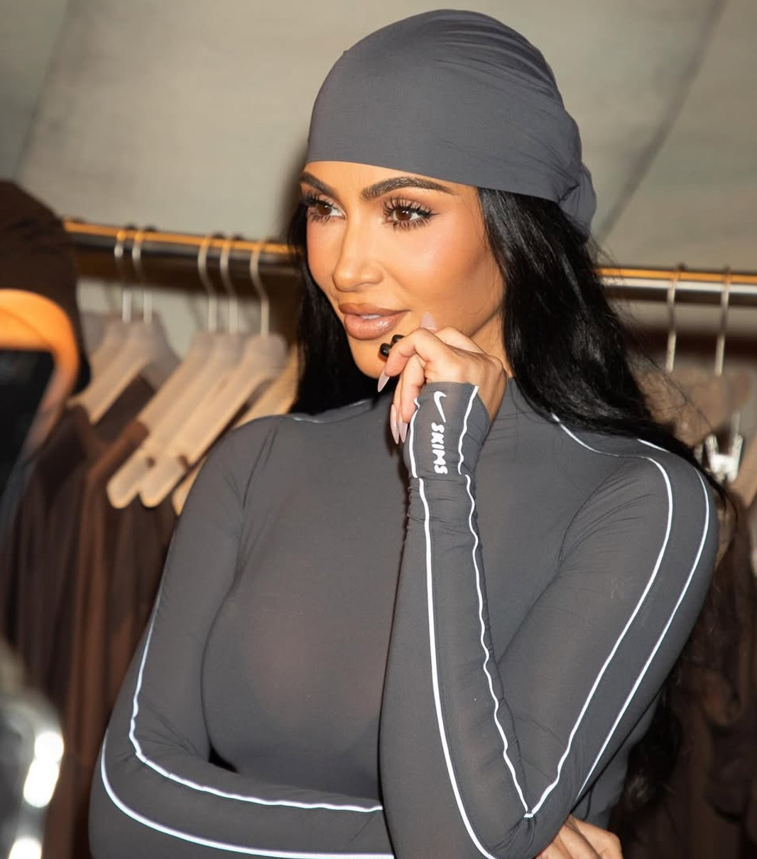 Кім Кардашян у прозорому образі попозувала на презентації свого бренду