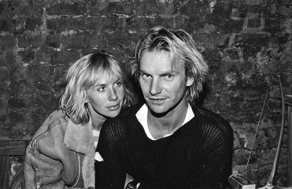 Стінг і Труді Стайлер молоді позують на тлі стіни