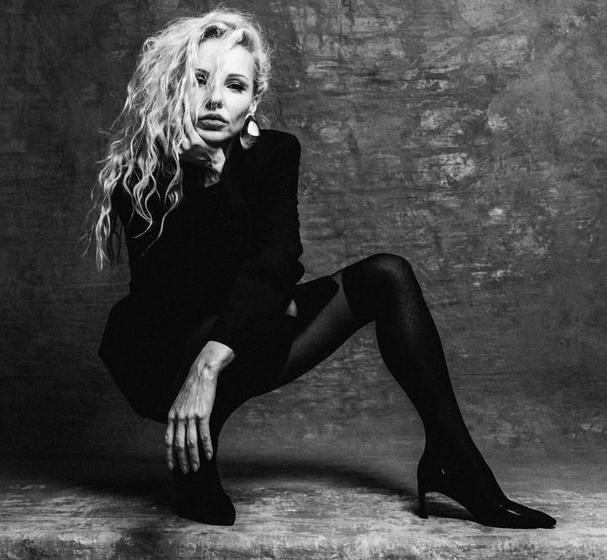 Даша Трегубова у колготках і піджаку блиснула ногами