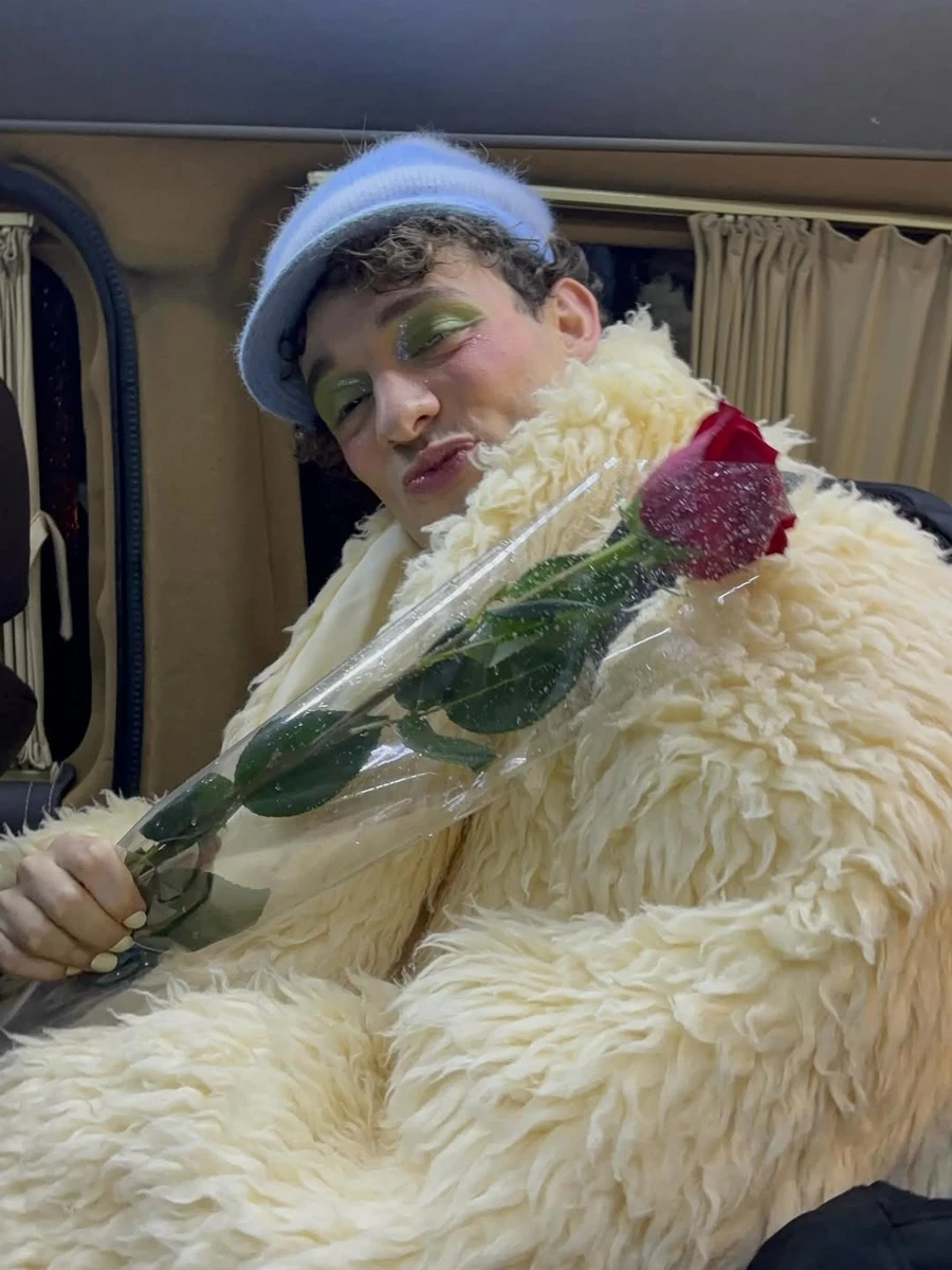 Переможець Євробачення-2024 Nemo у шубі та з квіткою попозували у Києві