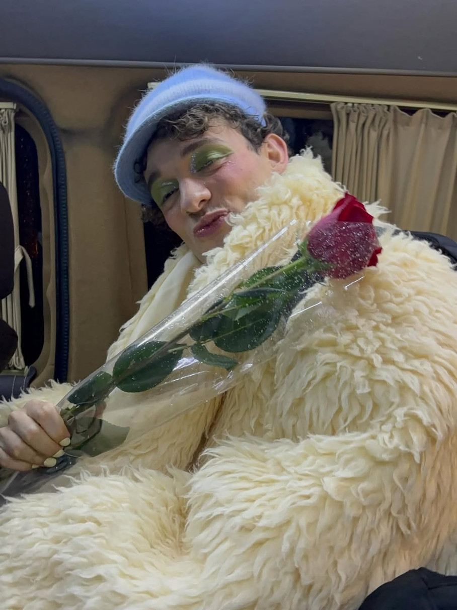 Переможець Євробачення-2024 Nemo у шубі та з квіткою попозували у Києві