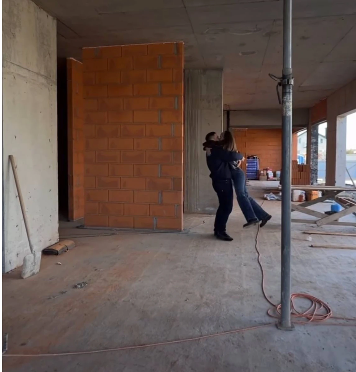 Саша Бо на руках чоловіка засвітила їхній новий будинок