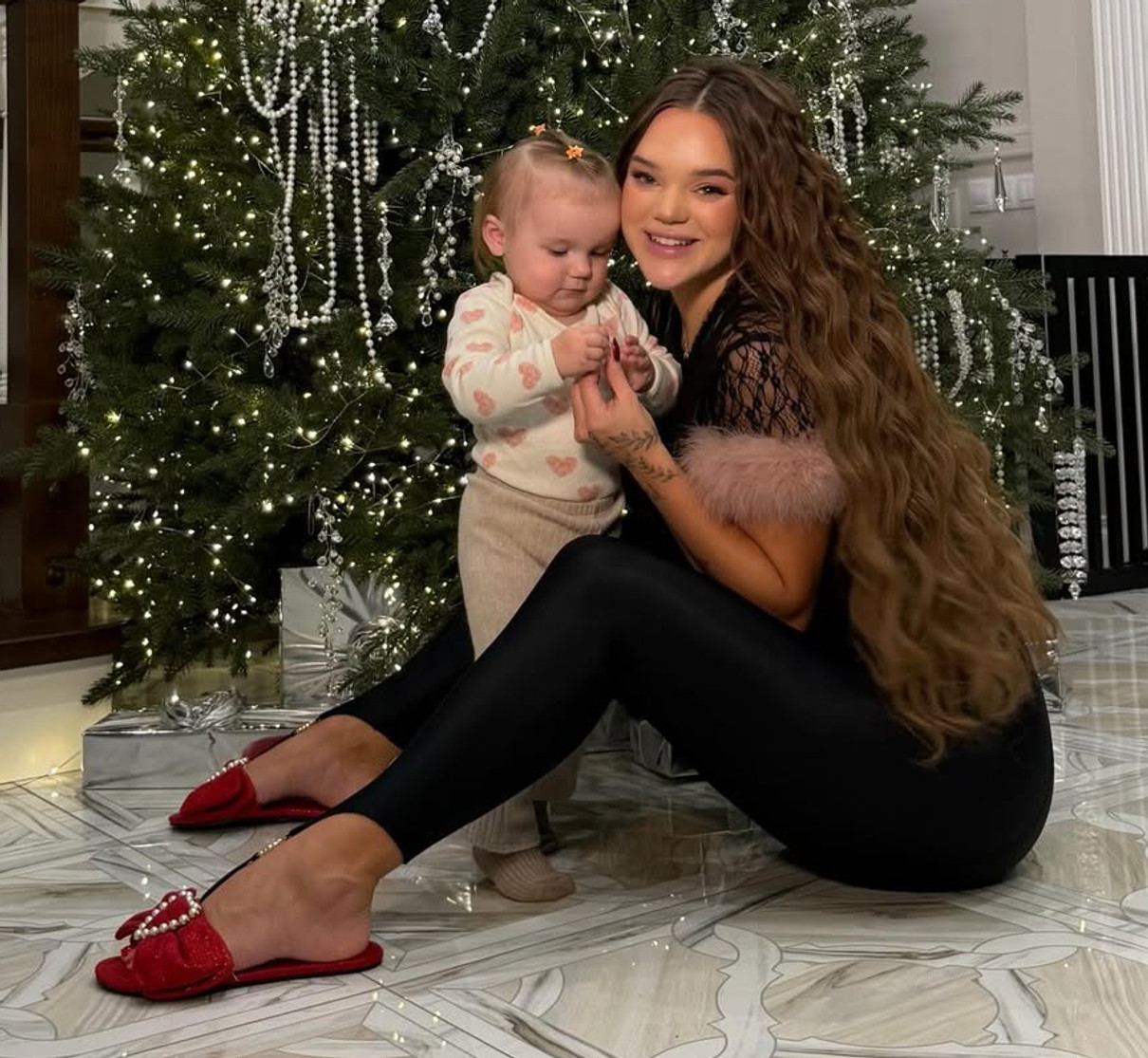 Юлія Верба пообіймалася з 1-річною дочкою біля ялинки