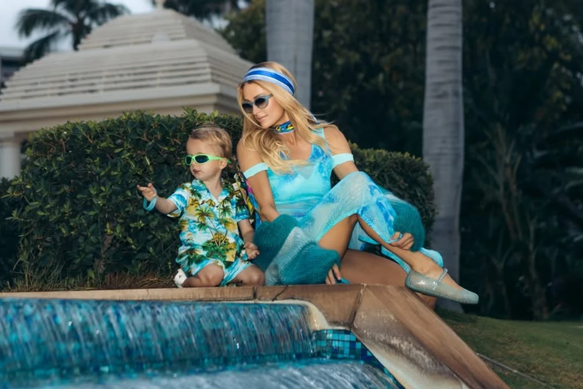 Періс Хілтон покрасувалася в ніжній сукні на фото з сином