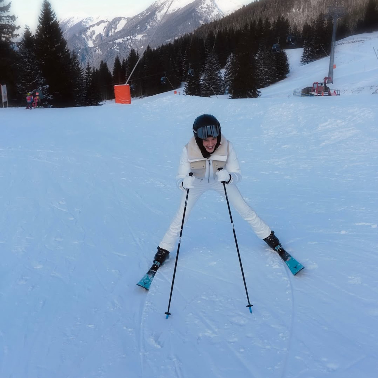 Наречна Джейсона Стейтема кумедно покаталася на лижах