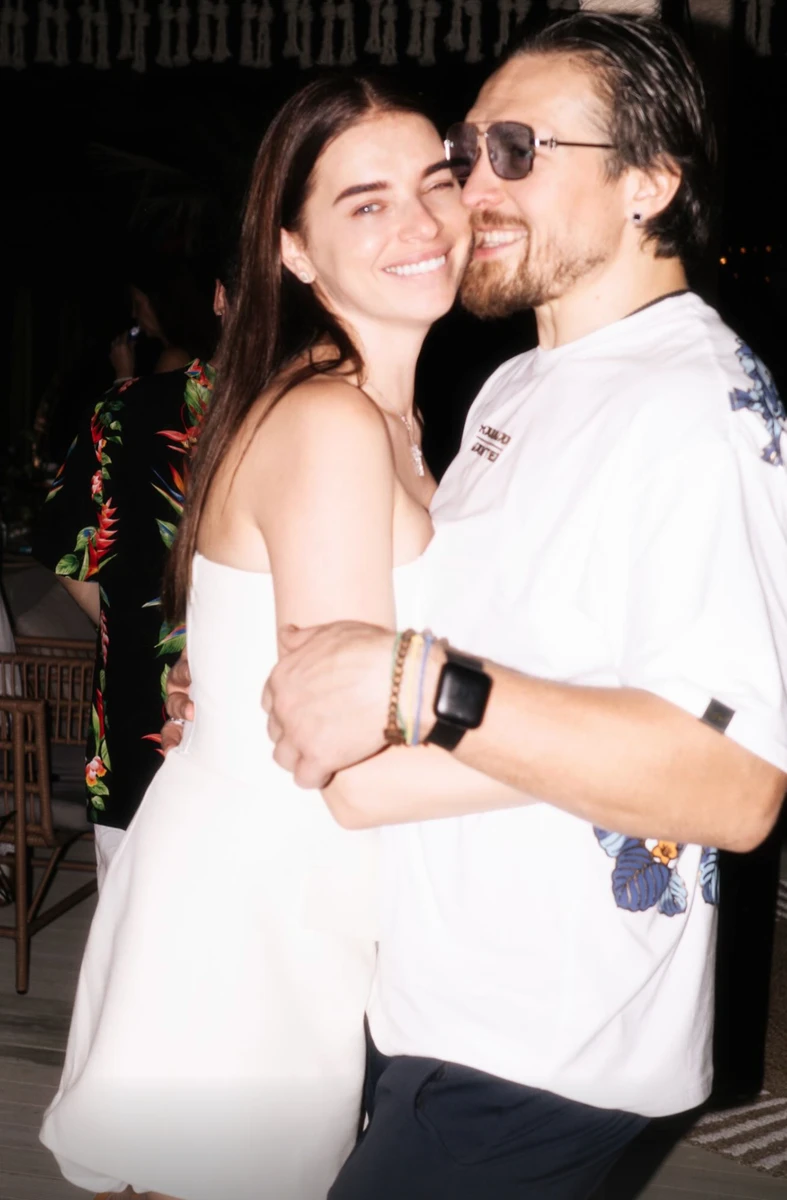 Олександр Усик пригорнув дружину для ефектного фото в Таїланді