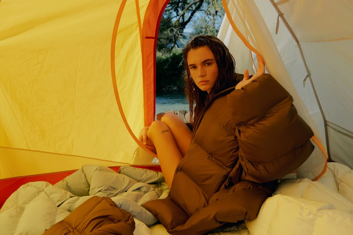 Даша посвітила ніжками і в наметі