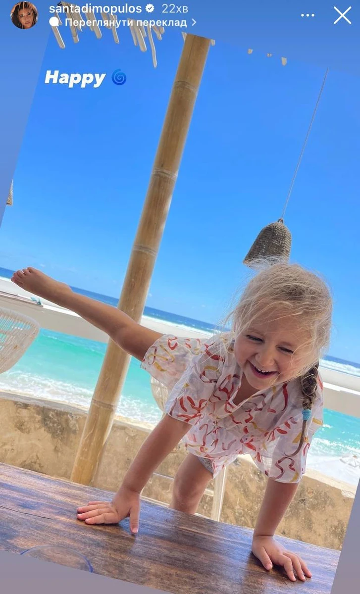 4-річна Софія розважається на морі