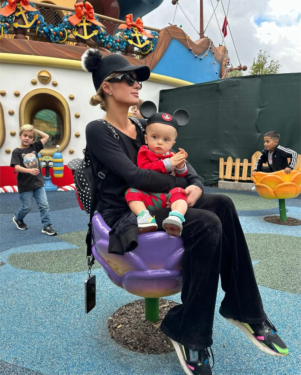 Окрім сина Періс виховує доньку, яку у листопаді їй народила сурогатна мати