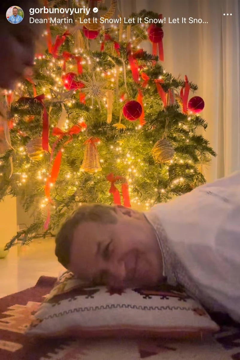 Батько готовий витримати на собі ще три голови