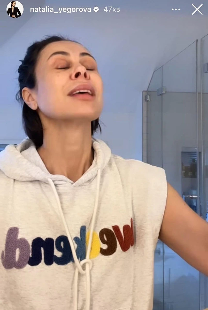 Наталія розприскує воду собі на обличчя, коли воно потребує свіжості і зволоження