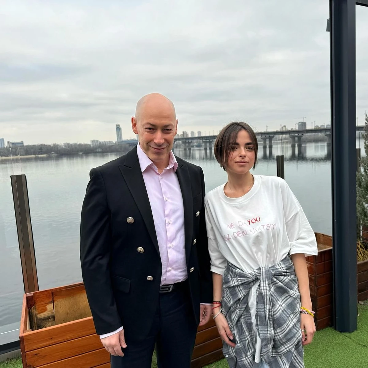 Морозюк на інтерв'ю прийшла з новою стрижкою та вбралася в футболку, на якій, мабуть, її нове життєве гасло: Не даю без декларацій