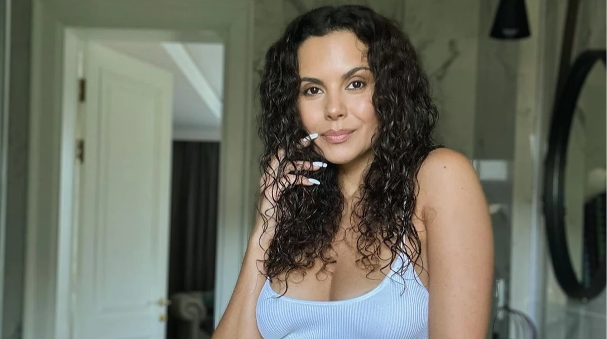 Настя Каменських позує для фото