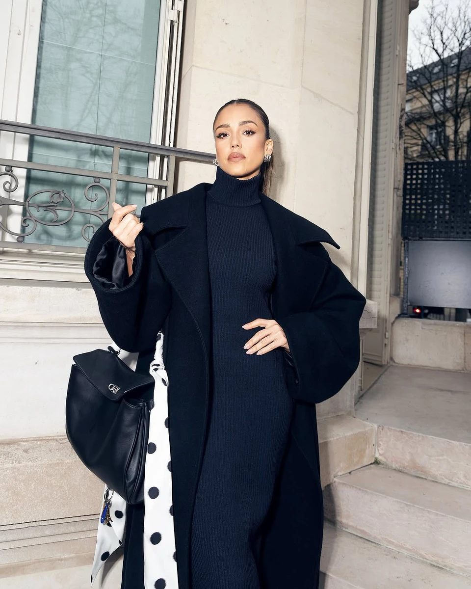 Джессіка Альба показала трендовий лук в Парижі