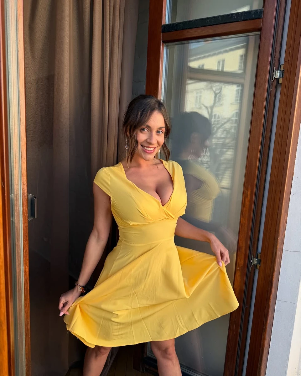 Джозефін Джексон покрутилася у жовтій сукні з декольте