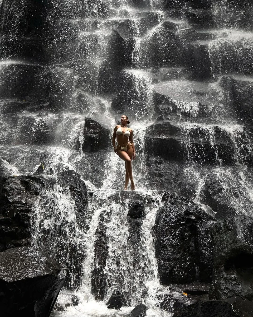 Дружина Судакова попозувала коло водоспаду