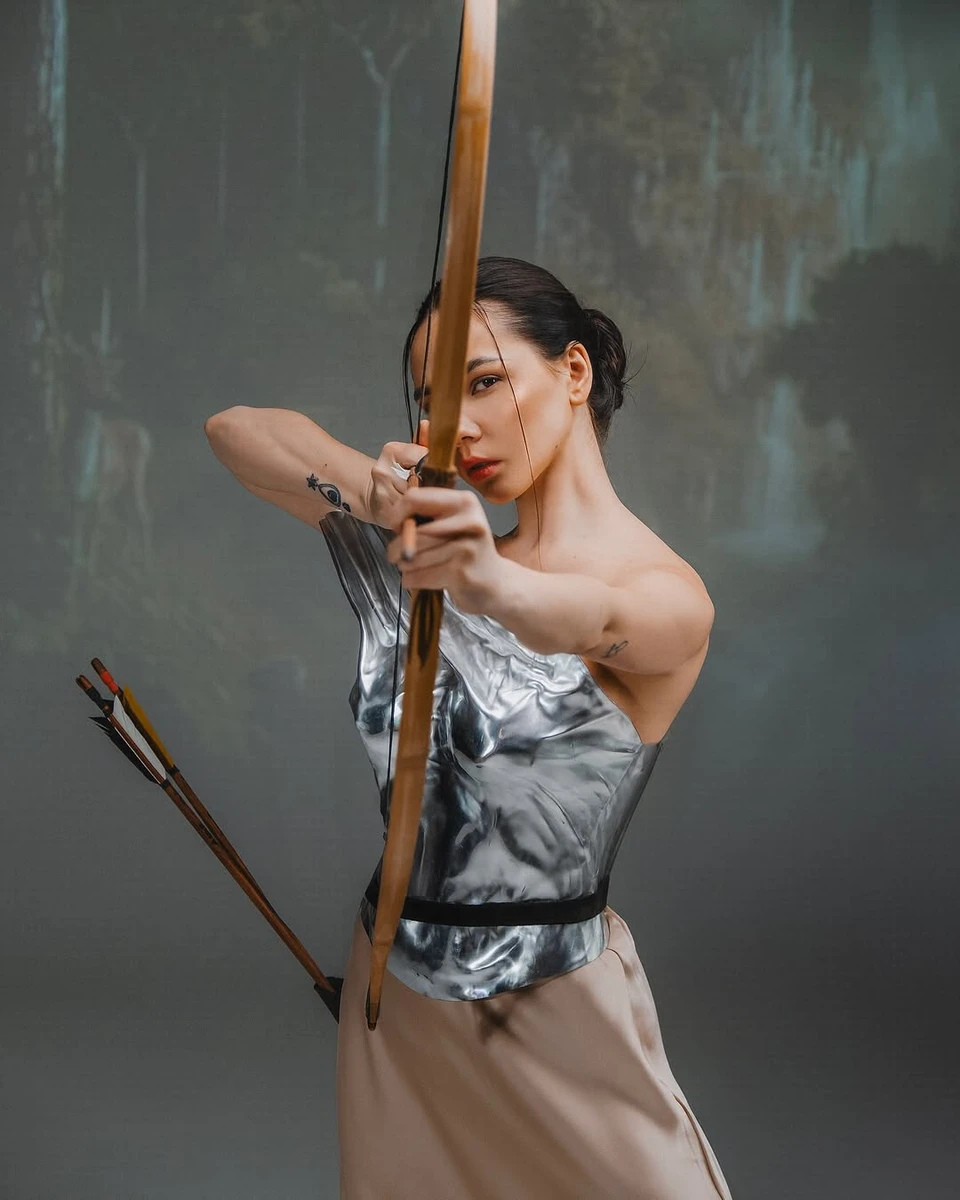 Наталія Татарінцева у корсеті постріляла з лука