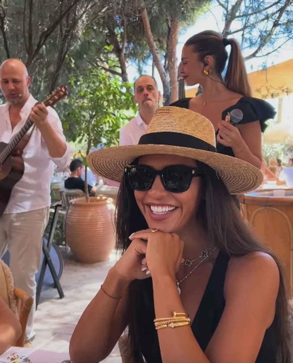 Санта Дімопулос у топі показалася на відпочинку