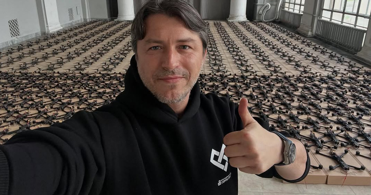 Сергій Притула робить селфі з дронами