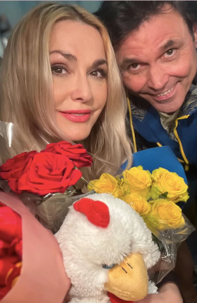 Ольга Сумська привітала Борисюка з 62-річчям фото з квітами