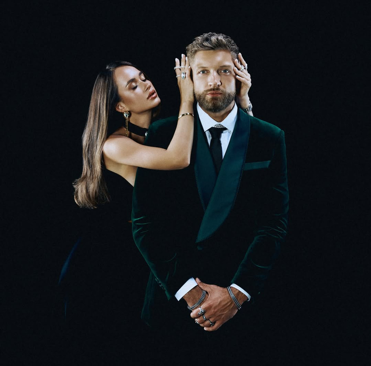 Таня Парфільєва в оксамитовій сукні попозувала з чоловіком для стильних фото