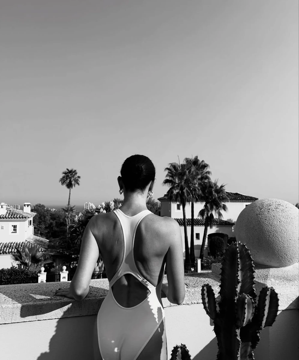 Світлана Бевза похвалилася тілом у купальнику з розрізами