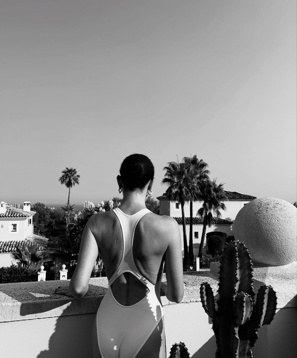 Світлана Бевза похвалилася тілом у купальнику з розрізами