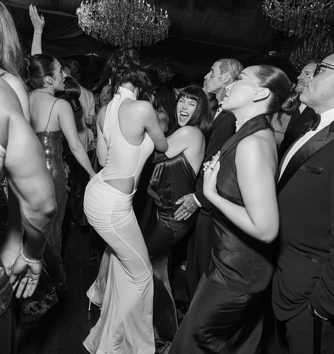 Кім Кардашян з сестрами розважилася на вечірці своєї мами